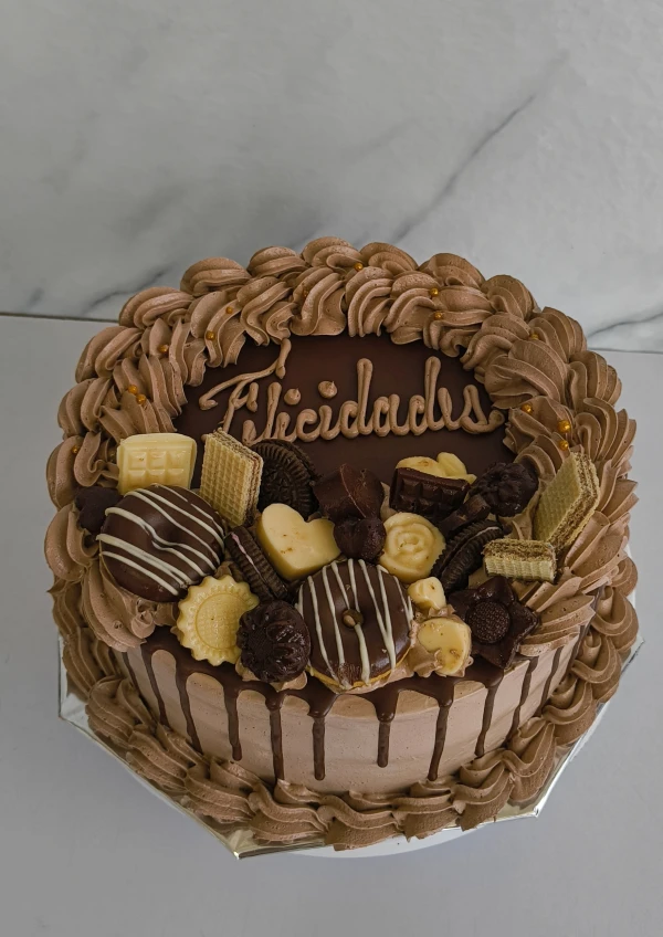 Cake 18 CM con confitería's foto | Lilo's Cátering |  BizneCubano